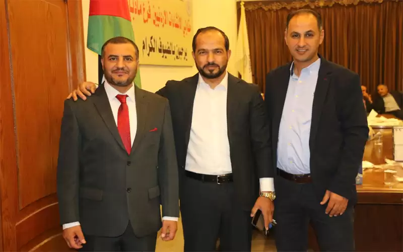 الحويان يستقبلون المهنئين بتعيين ابنهم الدكتور