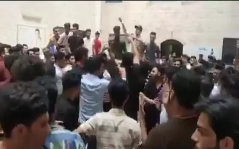 طلاب عراقيون وأردنيون يستبدلون الكتاب بالعصا