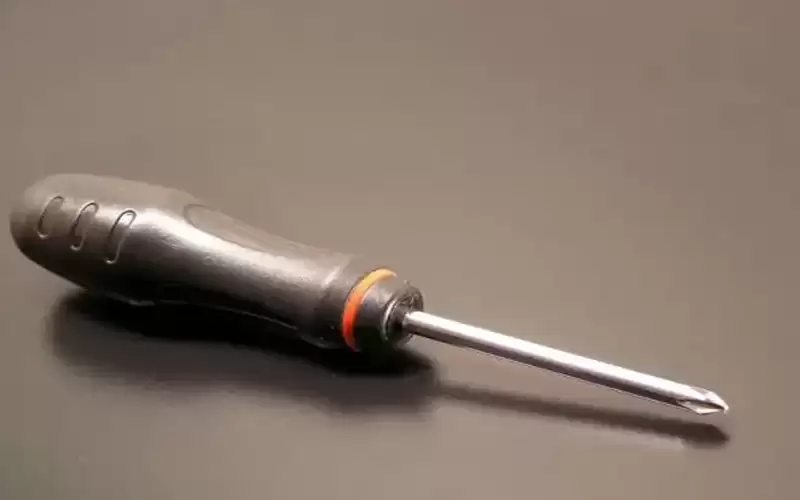 نجار ينهي حياة شاب بطريقة بشعة