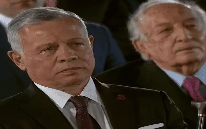 ما الذي أبكى الملك في قصر