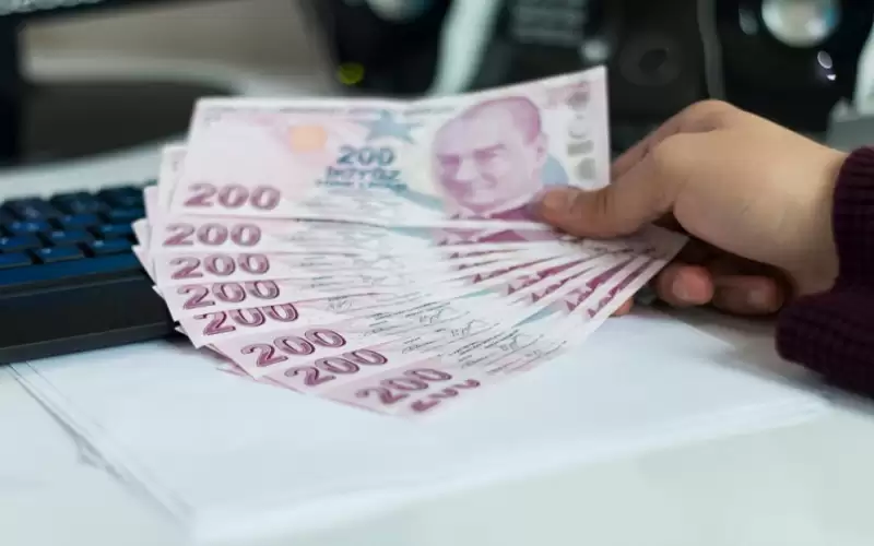 الليرة التركية تتراجع قبل اجتماع البنك