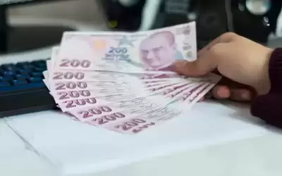 الليرة التركية تتراجع قبل اجتماع البنك