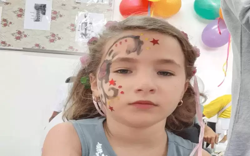 بعد عام من إصابتها برصاصة.. طفلة
