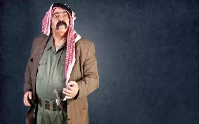 رجل تغلبه دموعه