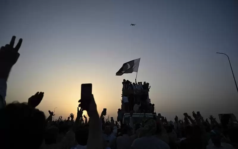 عمران خان يمهل الحكومة 6 أيام