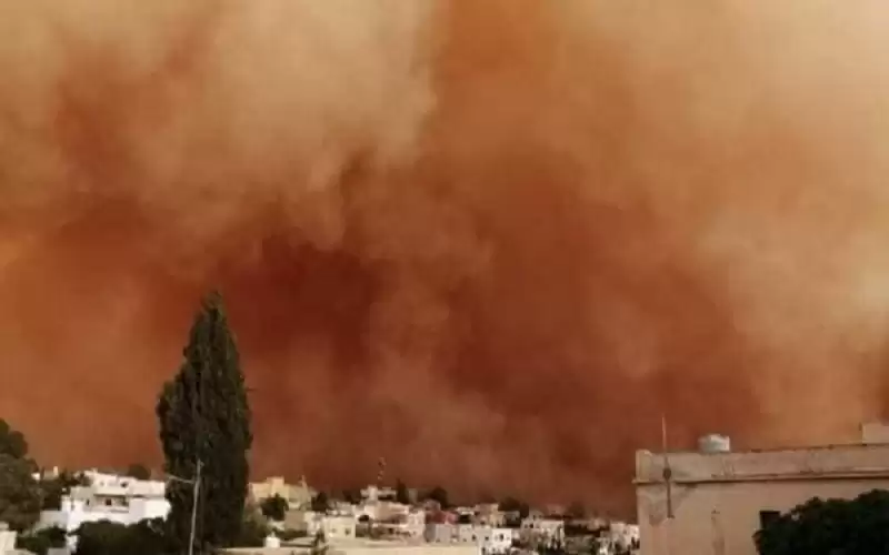 عاصفة غبار تضرب المفرق