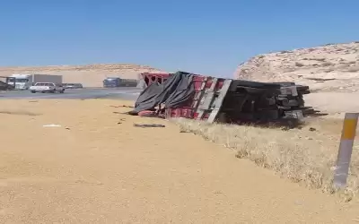 تدهور شاحنة محملة بالحبوب على الطريق