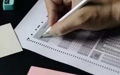 لم يغششه في الامتحان .. طالب