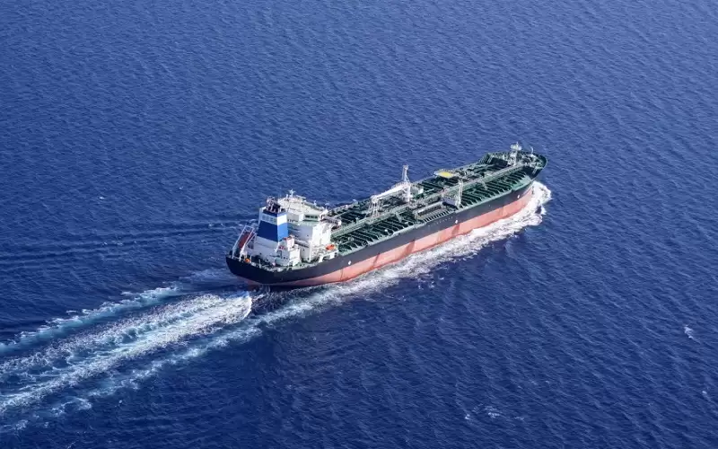 إيران تحتجز سفينة تحمل وقودا مهربا