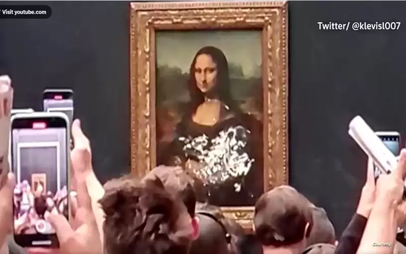 رجل يهاجم أشهر لوحة في العالم