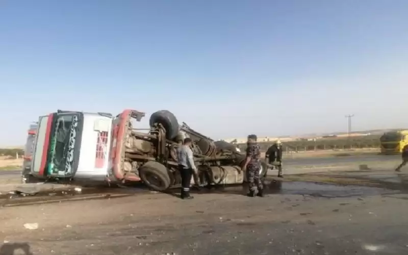 تدهور مركبة شحن على طريق الهاشمية