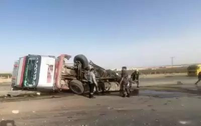 تدهور مركبة شحن على طريق الهاشمية