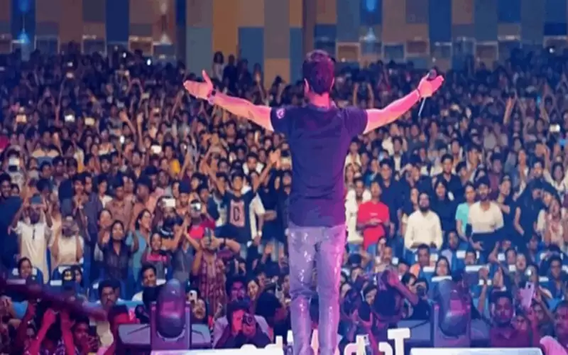 وفاة فنان مشهور اثناء الغناء على