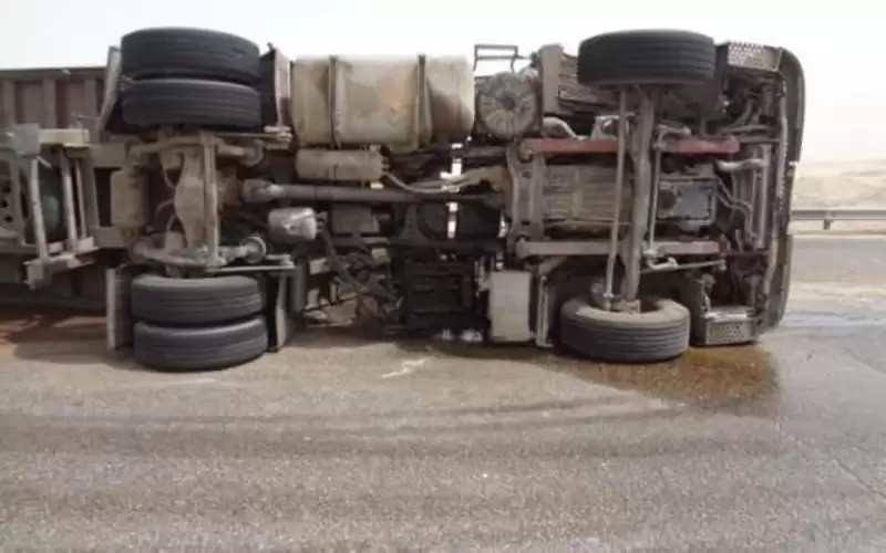 تدهور شاحنة محملة بالفوسفات على طريق