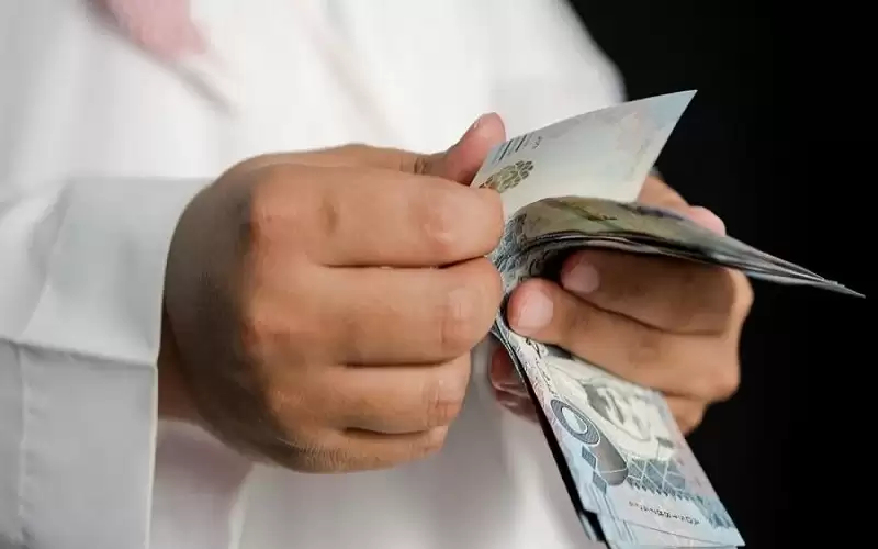 سعودي يفقد حقيبته وامواله في شارع