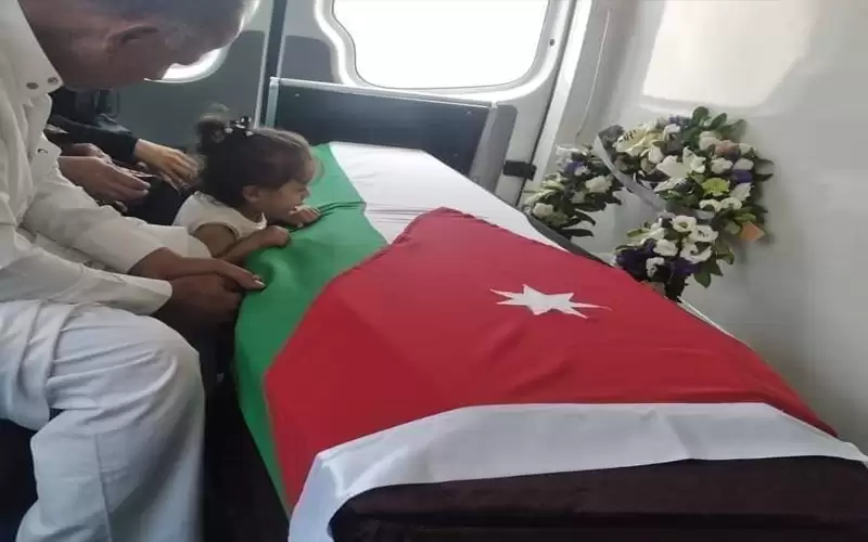 صورة مؤثرة لابنة الشهيد الجوابرة