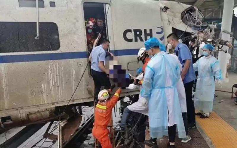 وفاة و8 اصابات بخروج قطار عن