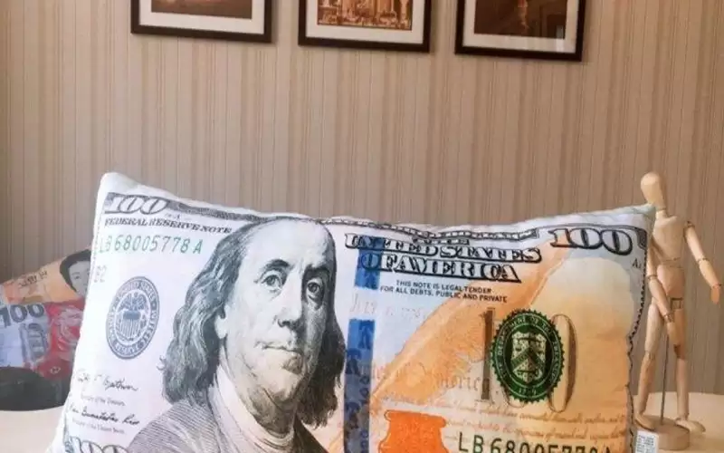 سيدة تعثر على الاف الدولارات في