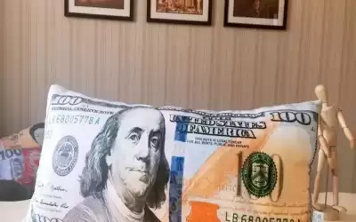 سيدة تعثر على الاف الدولارات في