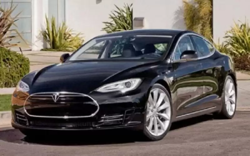 1730 دينارا كلفة أضوية لمركبة وزير