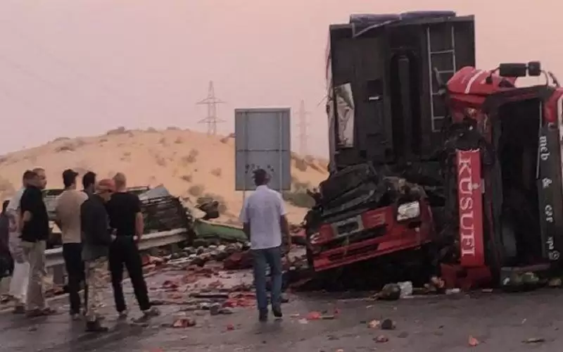 تدهور شاحنتين وديانة بطيخ في نزول