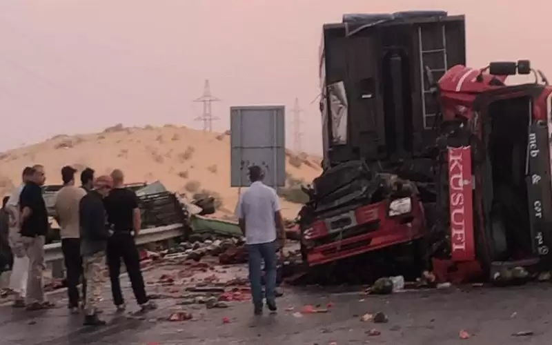 إصابات بتدهور شاحنتين وديانة بطيخ في