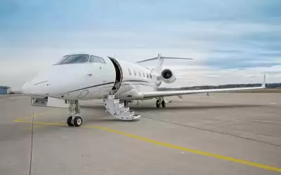 طائرة خاصة تحلق من طريق الخطأ