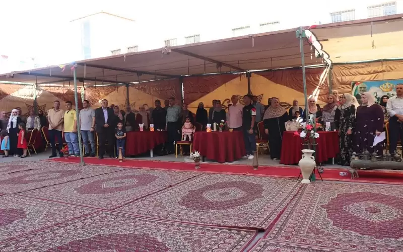 مدارس الاخلاء تكرم المشاركين بمسابقة اللغة