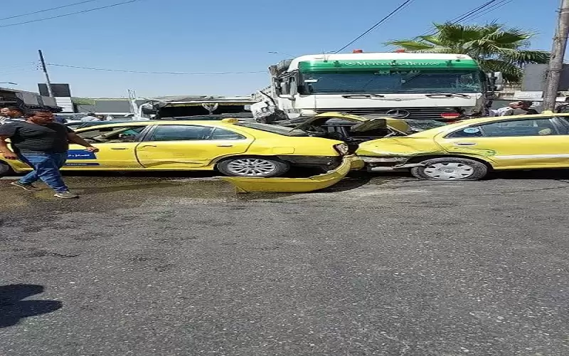 9 اصابات بتدهور شاحنة واصطدامها بعدد