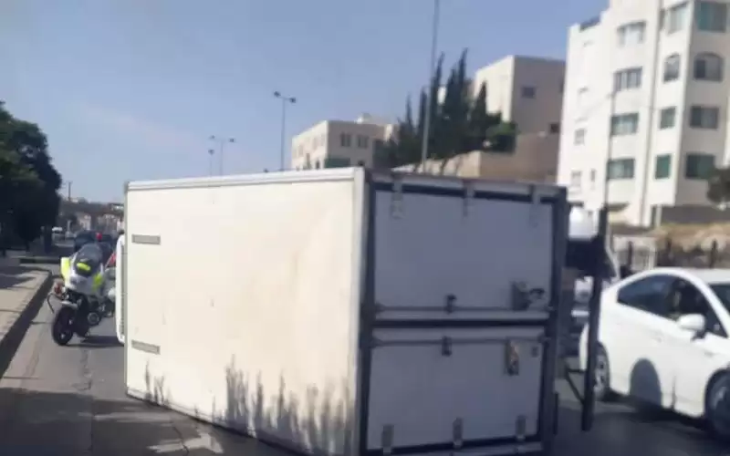 تدهور مركبة شحن بشارع المدينة الطبية