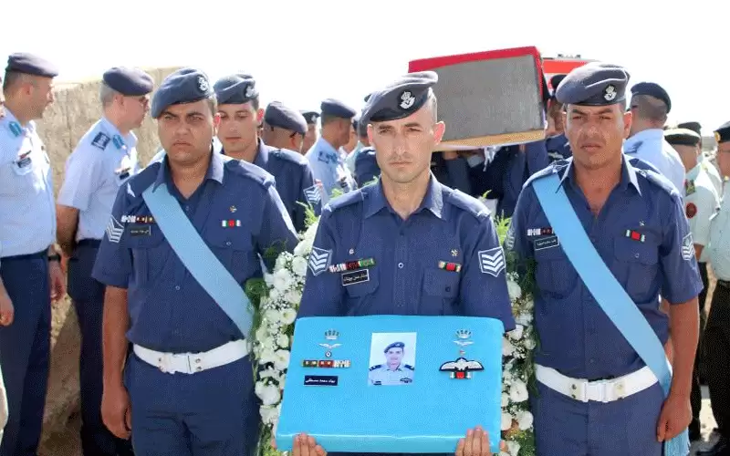 بالصور.. الجيش يشيع جثمان الشهيد الرائد