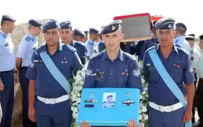 بالصور.. الجيش يشيع جثمان الشهيد الرائد
