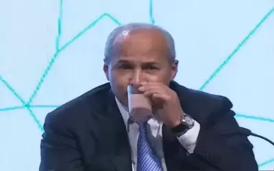 بالفيديو .. زياد المناصير يشرب سمادا