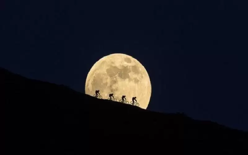 القمر العملاق يزين السماء بهذا الموعد