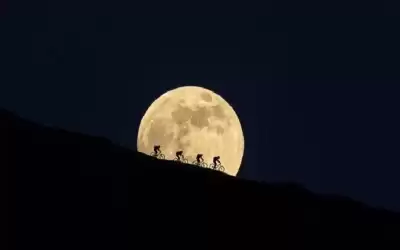 القمر العملاق يزين السماء بهذا الموعد