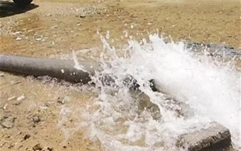 كسر خط ناقل يقطع المياه عن