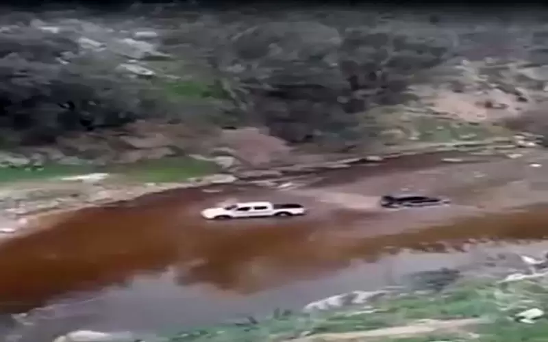 انقاذ سائق اراد قطع سيل جرش