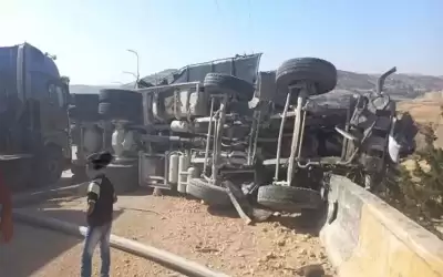 تدهور شاحنة على نزول العدسية واصطدامها