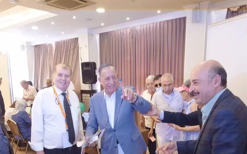 بالصور.. الحبر السري يرفع أصابع الاطباء