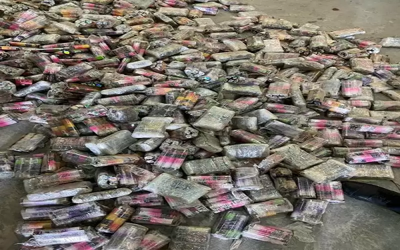 احباط تهريب 8387 سيجارة إلكترونية داخل