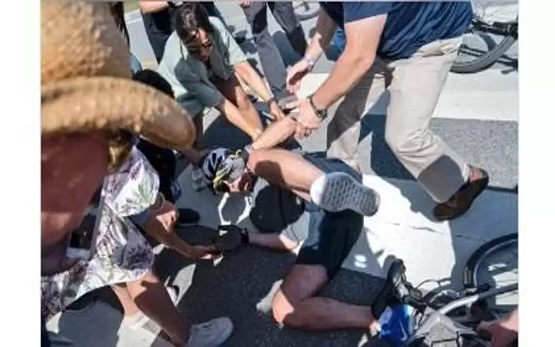 بايدن يسقط عن دراجة هوائية -