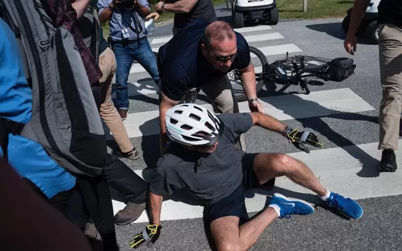 بايدن بعد سقوطه عن الدراجة: أشعر