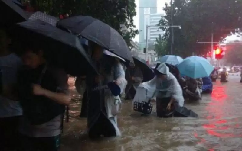 إجلاء 220 ألف شخص جراء تساقط