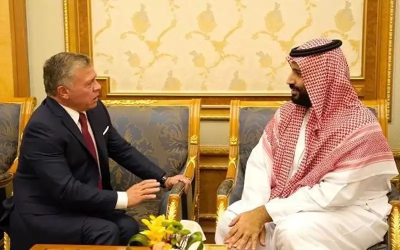 الملك ومحمد بن سلمان يصلان للحسينية