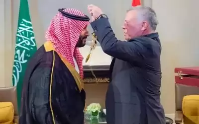 الملك يقدم لولي العهد السعودي قلادة
