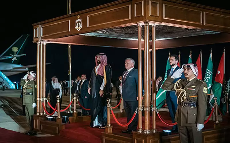 الملك يودع محمد بن سلمان بختام