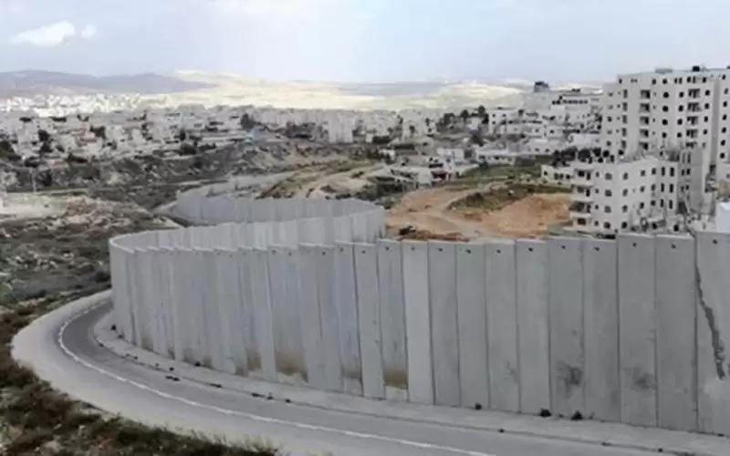 الاحتلال يبدأ ببناء جدار أمني جديد