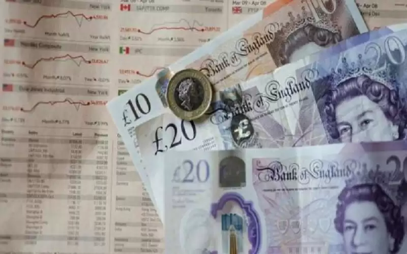 انخفاض الإسترليني أمام الدولار إلى أدنى