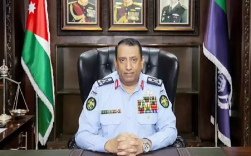 الحواتمة يكرم ضابطا لأمانته وحسه الأمني
