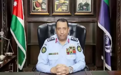 الحواتمة يكرم ضابطا لأمانته وحسه الأمني